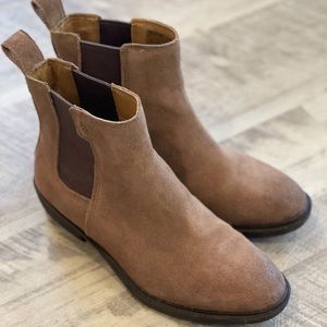 Like-new Ugg Chelsea Emmeth boots. Worn twice.